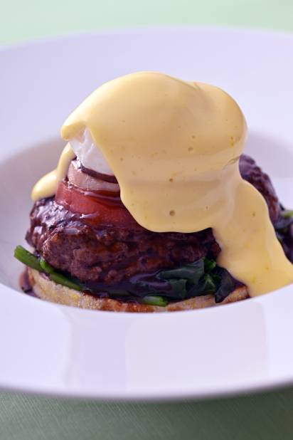【LUNCH】プレミアムランチ「牛肉のパテと季節野菜のエッグベネディクト風　トリュフソース」　 ご予約がおすすめ＜5月8日～6月30日／芙蓉＞