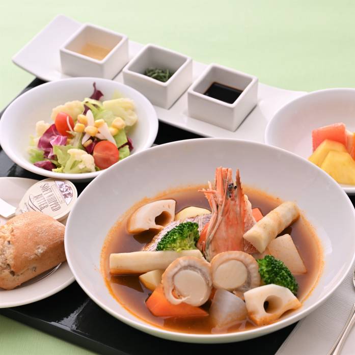 ＜4月予告＞[タニタ監修メニュー]魚介とたっぷり野菜のブイヤベース風 ランチセット