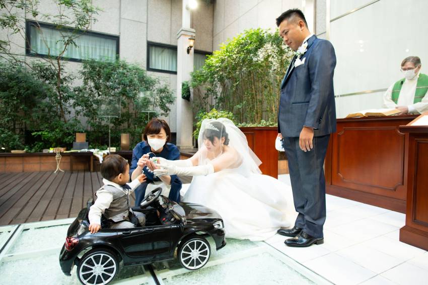 挙式でリングボーイも！ゲストも笑顔に包まれます