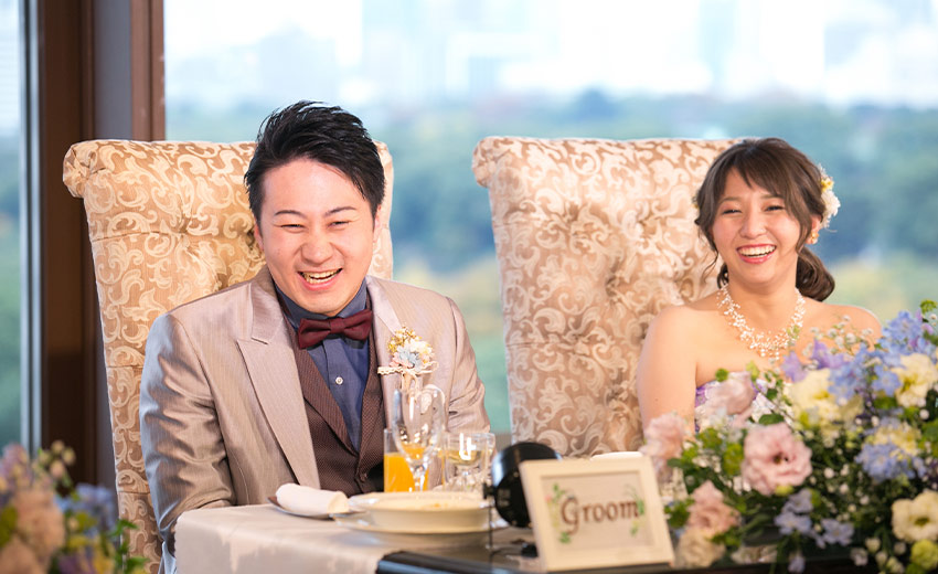 会場の楽しい雰囲気に包まれ笑顔のお二人。