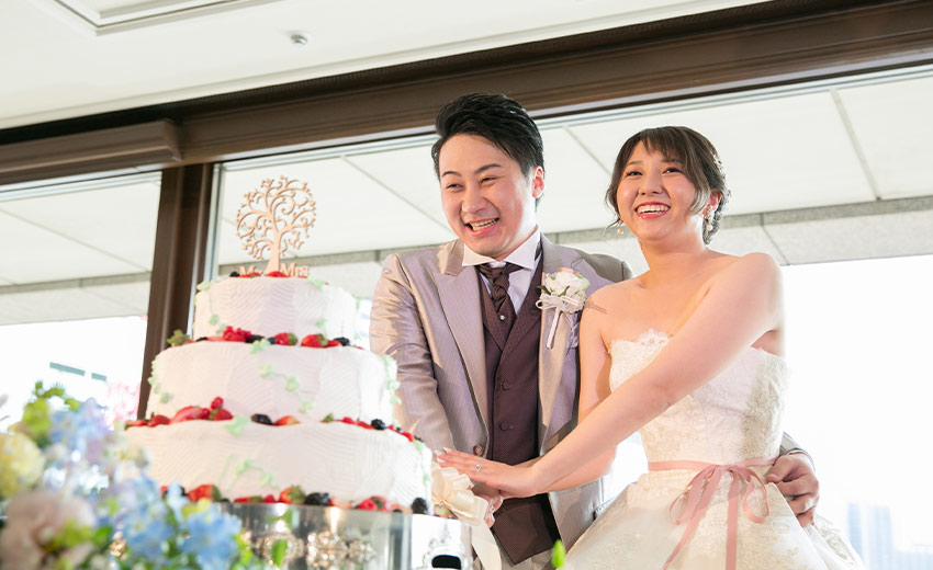 披露宴でのケーキ入刀！ ご結婚の幸せをゲストの方々におすそ分け☆
