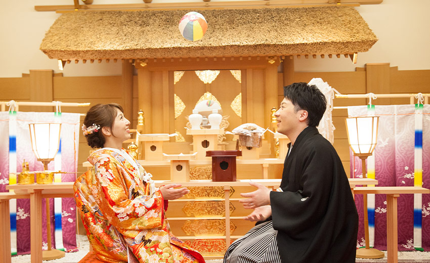和装の前撮りではお二人で仲良く紙風船♪ 笑顔がとても素敵です！