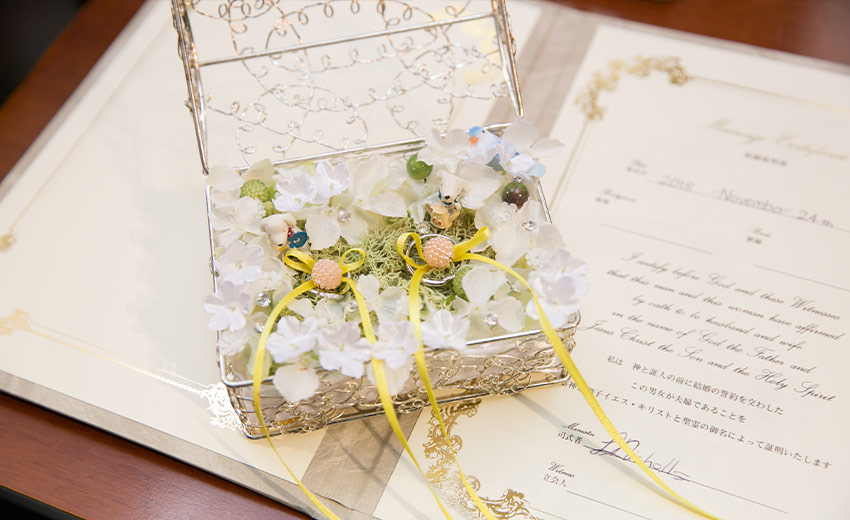 リングピローも白の花であしらい可愛らしくしました！