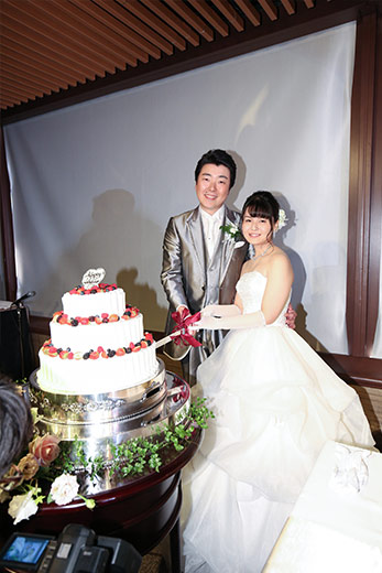 ケーキ入刀！ 幸せな新郎新婦様を映し出す絶好のシャッターチャンス！