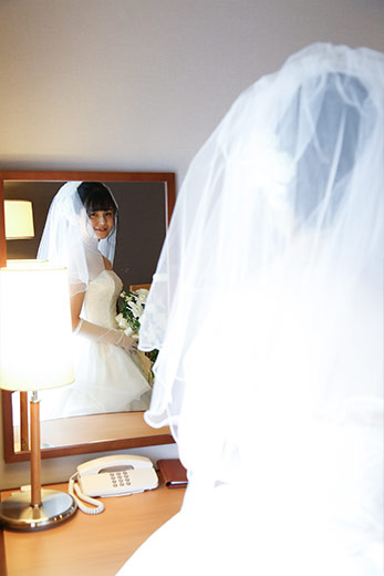 純白のドレスに身を包んだ新婦様。 とてもお綺麗です。