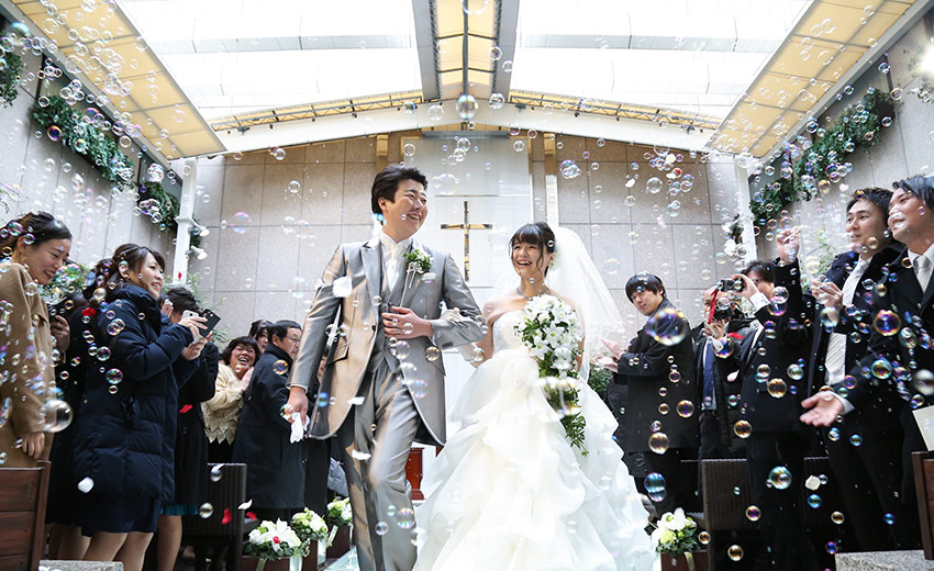 たくさんのシャボン玉で彩られたヴァージンロード。 幸せいっぱいの笑顔が会場に溢れます。
