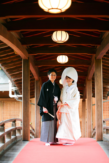 白無垢綿帽子・紋服の伝統スタイルで神社挙式。